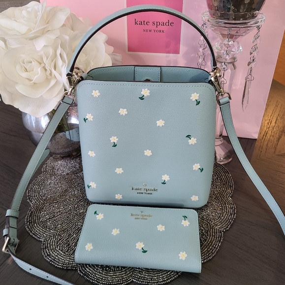 Kate Spade Daisy Embroidered Wallet, Like New - Picture 5 of 12